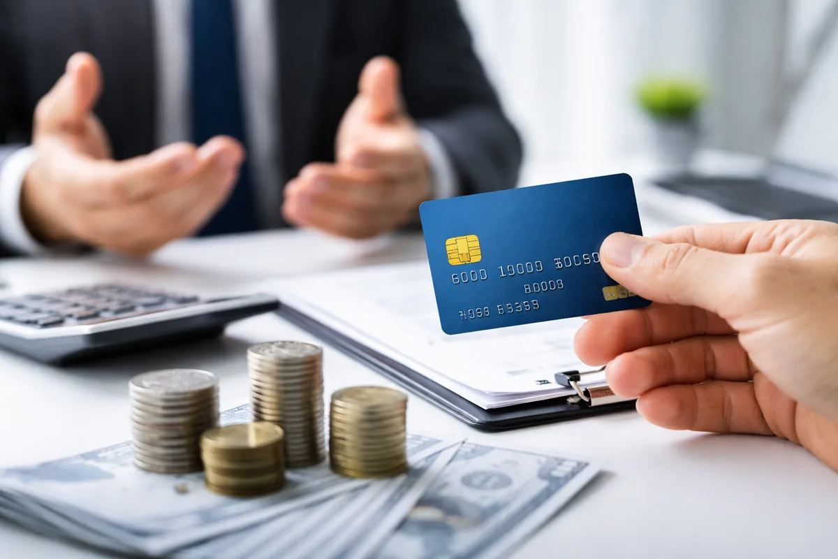 Peut-on négocier les frais de service d'une carte de crédit